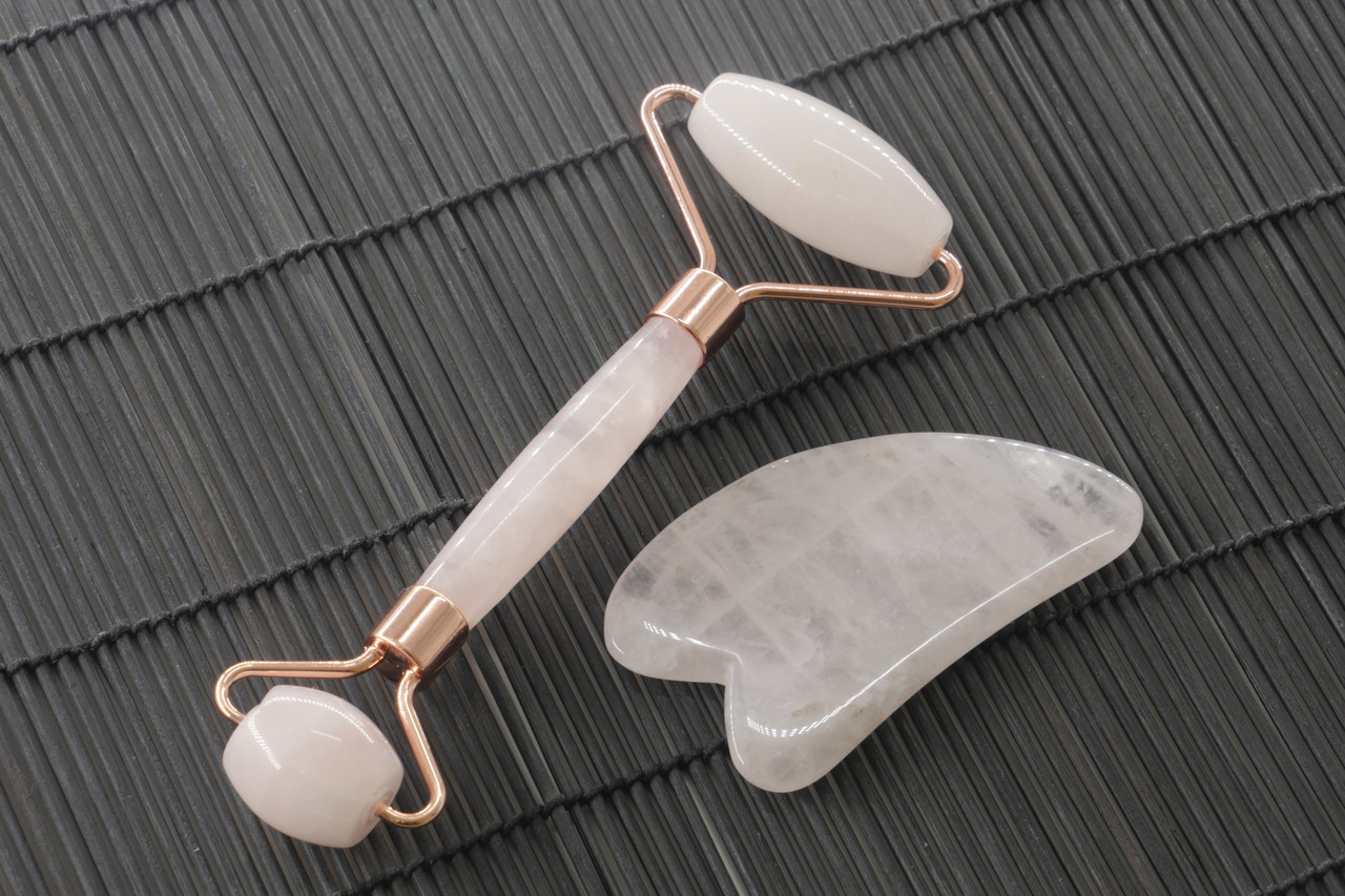 Масажний набір Гуа-ша, роллер та скребок з рожевого кварцу.