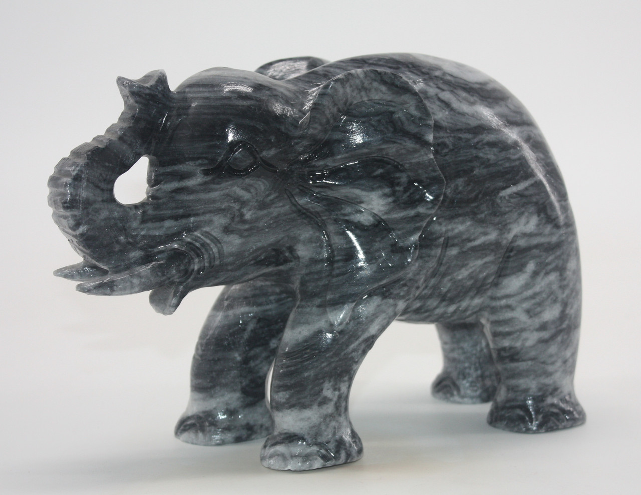 Фигурки, статуэтки из камня