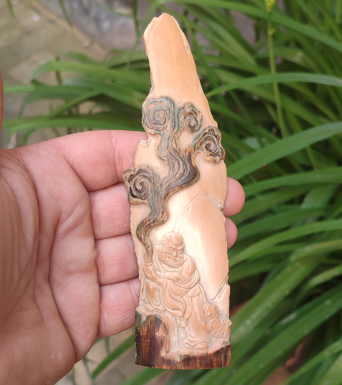 Фигурки, статуэтки из кости